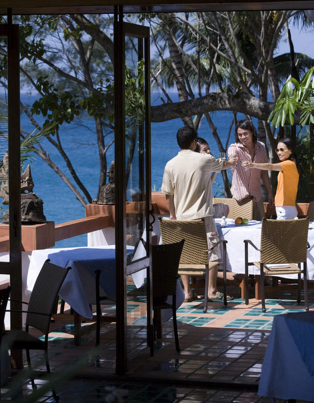 东方人,四个人,伙伴,朋友,站,举,笑,微笑,露齿笑,竖图,室外,白天,正面,爱情,友谊,海浪,海洋,植物,餐桌,门,桌子,棕榈树,苹果,杯子,水果,叶子,椅子,亚洲,握,阴影,服装,新鲜,光线,瓷砖,地砖,影子,木椅,浪花,水平线,云,云朵,辽阔,生食,食品,果实,绿叶,地面,海平线,浪漫,拿,云彩,拿着,注视,休闲装,黄种人,玻璃制品,树,树木,食物,衣服,蓝色,绿色,白云,蓝天,天空,阳光,自然,海水,水杯,门框,天,观察,看,碰杯,托,站着,休闲,广阔,温暖,温馨,休闲服,嫩叶,恩爱,举杯,握着,恋人,服饰,有机食品,绿色食品,生长,晴朗,成长,餐台,观看,一望无际,和睦,察看,关注,海景,棕榈叶,无边无际,一马平川,友情,男人,男性,年轻男性,年轻女性,女人,女性,亚洲人,情侣,叶,叶片,玻璃杯,大海,风浪,海,海水的波动,近岸浪,涌浪,晴空,举起,举手,举着,向上举,向上伸,向上托,站立,彩图,全身,伴侣,融洽,水天相接,水天一线