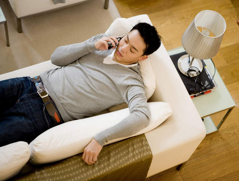 海鲜,东方人,一个人,躺,横图,俯视,室内,白天,地板,沙发,台灯,照明,亚洲,仅一个男性,仅一个人,握,服装,木制,鱼,灯光,地面,休闲装,黄种人,水产,鱼类,木地板,海洋生物,灯,仅一个年轻男性,衣服,白色,黑色,灰色,木制品,灯具,休闲,休闲服,握着,服饰,照亮,照明设备,水生动物,海产品,水生物,布艺沙发,海底动物,枢机主教鱼,卧着,男人,男性,年轻男性,亚洲人,躺着,卧,半身,彩图,高角度拍摄,短发