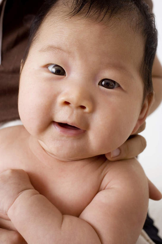 东方人,婴儿,儿童,脸,头,脸颊,手,两个人,家庭,母亲,站,抱,笑,微笑,露齿笑,竖图,室内,特写,白天,正面,纯洁,亚洲,阴影,服装,光线,影子,注视,休闲装,黄种人,裸露,小孩,衣服,阳光,观察,看,站着,休闲,温暖,温馨,一家人,手部,休闲服,可爱,母爱,童年,童趣,服饰,活泼,赤裸,抱着,观看,和睦,察看,搂着,关注,宝宝,裸,口水,童真,纯真,烂漫,无邪,母婴,伶俐,天真,年轻女性,女人,女性,亚洲人,孩子,年轻人,头部,脸部,脸蛋,面部,搂,搂抱,站立,半身,彩图,融洽