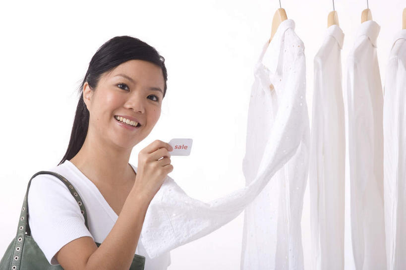 东方人,一个人,商店,笑,微笑,露齿笑,横图,室内,白天,侧面,购物,消费,超市,亚洲,仅一个年轻女性,仅一个女性,仅一个人,一排,许多,吊挂,握,悬挂,服装,整齐,包,皮包,挂,拿,拿着,注视,休闲装,黄种人,店,排列,衣服,观察,看,休闲,休闲服,握着,金融,百货,服饰,观看,单肩包,察看,服装店,队列,关注,选购,贸易,百货公司,血拼,年轻女性,女人,女性,亚洲人,半身,彩图,购物商场,购物中心,商业中心