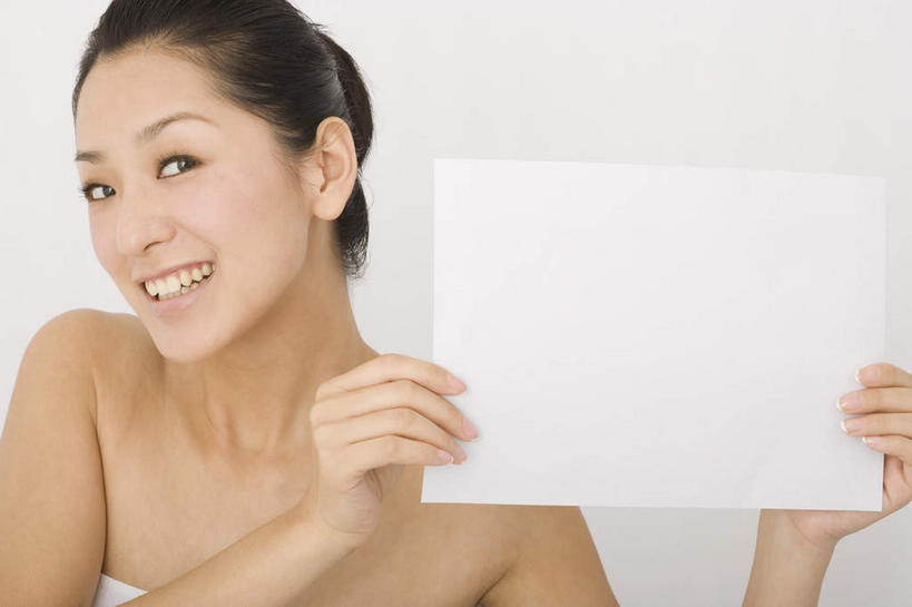 东方人,一个人,站,笑,微笑,露齿笑,横图,室内,白天,正面,亚洲,仅一个年轻女性,仅一个女性,仅一个人,握,拿,拿着,注视,黄种人,裸露,布告栏,一个,观察,看,站着,握着,单个,观看,察看,暴露,关注,袒露,空白,年轻女性,女人,女性,亚洲人,站立,半身,彩图