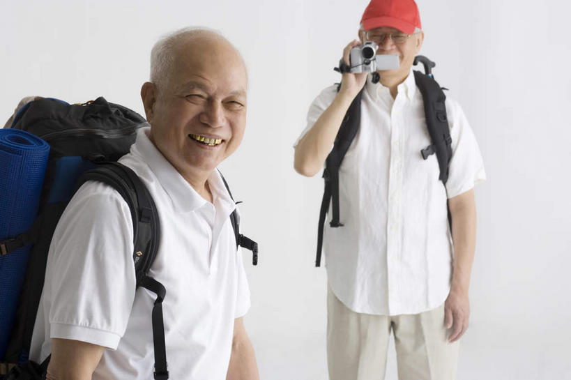 东方人,两个人,伙伴,朋友,站,笑,微笑,露齿笑,横图,室内,白天,正面,锻炼,旅游,度假,友谊,运动,帽子,相机,亚洲,握,包,拿,旅行包,拿着,注视,黄种人,娱乐,运动帽,一只,拍照,红色,背包,数码相机,观察,看,站着,享受,休闲,鸭舌帽,放松,握着,摄影,观看,察看,关注,一部,一顶,旅游包,体育,友情,老年男性,老年女性,男人,男性,女人,女性,亚洲人,照相机,站立,半身,彩图,健身,照相,双肩包