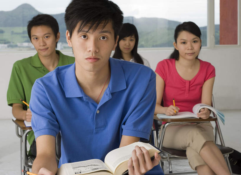 东方人,四个人,伙伴,朋友,学生,学校,坐,横图,室内,白天,正面,友谊,山,山脉,椅子,亚洲,握,服装,朦胧,模糊,山峰,山峦,拿,拿着,注视,休闲装,黄种人,校园,衣服,红色,蓝色,绿色,群山,观察,看,休闲,教室,同学,休闲服,握着,服饰,观看,察看,校友,关注,听讲,同窗,学友,门生,友情,男人,男性,年轻男性,年轻女性,女人,女性,中年男性,亚洲人,坐着,半身,彩图