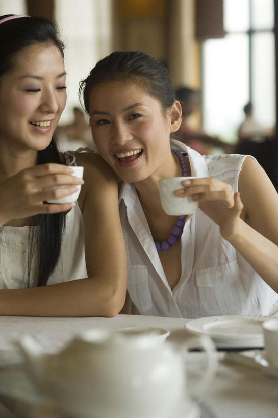 东方人,两个人,伙伴,朋友,坐,笑,微笑,露齿笑,竖图,室内,白天,正面,友谊,幸福,茶,杯子,亚洲,握,朦胧,模糊,装饰,光线,茶叶,两杯,拿,拿着,注视,黄种人,娱乐,相视,一个,发箍,发饰,饰品,水杯,观察,看,享受,休闲,温馨,面对面,放松,乐趣,握着,单个,头箍,观看,对视,华丽,修饰,点缀,察看,提神,舒适,关注,醒脑,相对,发卡,配饰,相看,衬托,美观,雅致,雅观,饭铺,友情,年轻女性,女人,女性,亚洲人,茶杯,坐着,半身,彩图,饭店,饭馆