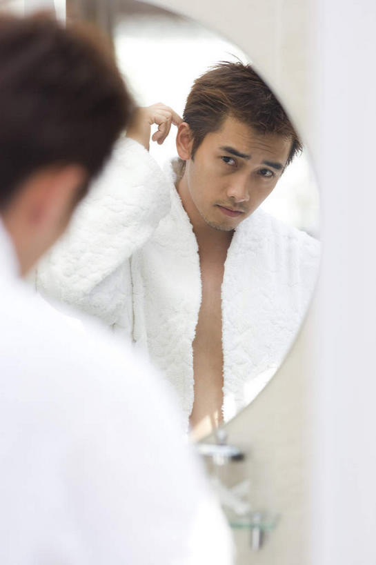 东方人,肌肉,健壮,一个人,站,竖图,室内,白天,正面,镜子,卫生间,浴室,亚洲,仅一个男性,仅一个人,阴影,反射,影子,浴巾,注视,黄种人,裸露,仅一个年轻男性,观察,看,站着,健康,活力,力量,洗漱,观看,青春,镜像,察看,强壮,镜面,关注,裸,男人,男性,年轻男性,亚洲人,淋浴房,站立,半身,彩图,冲凉房,沐浴间,沐浴室