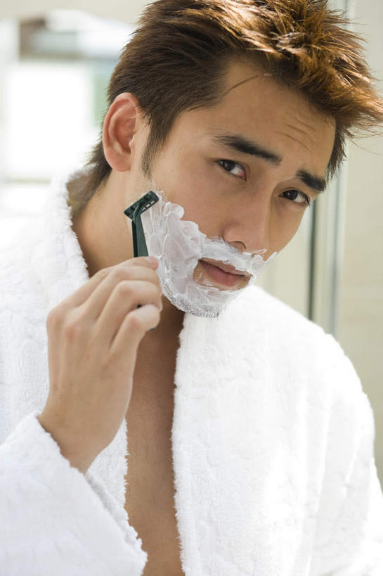 东方人,手,一个人,站,举,竖图,室内,白天,正面,浴袍,镜子,卫生间,浴室,亚洲,仅一个男性,仅一个人,握,阴影,反射,剃须刀,影子,拿,拿着,注视,黄种人,仅一个年轻男性,观察,看,清洁,托,站着,手部,护理,握着,洗漱,观看,镜像,察看,镜面,关注,剃须,剃须泡沫,剃须啫喱,仪容,刮胡泡,刮胡啫喱,剃须沫,剃须泡,仪表,男人,男性,年轻男性,亚洲人,淋浴房,举起,举手,举着,向上举,向上伸,向上托,站立,半身,彩图,汤帷子,浴衣,冲凉房,沐浴间,沐浴室