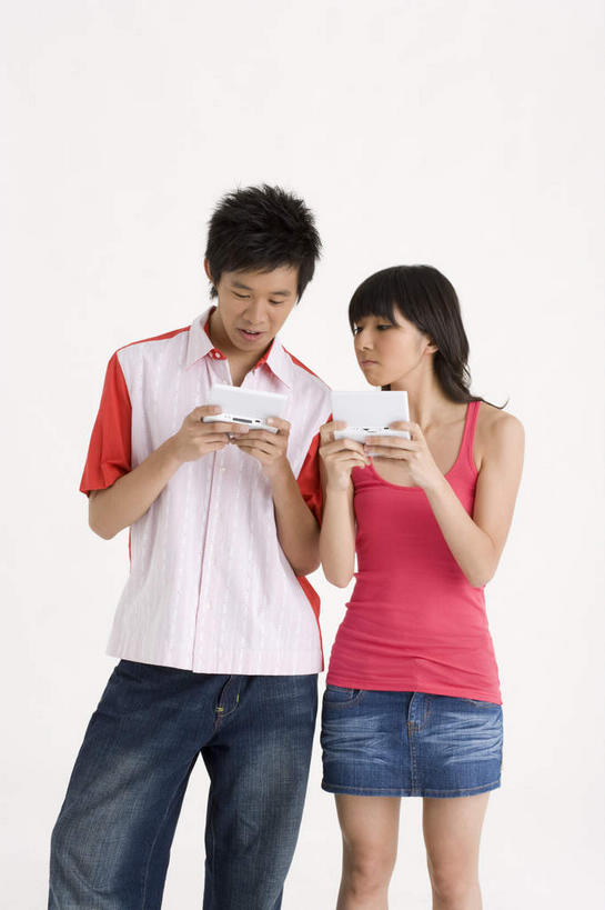 东方人,两个人,站,竖图,室内,白天,白色背景,正面,爱情,游戏,科技,亚洲,握,服装,浪漫,拿,玩,拿着,注视,休闲装,黄种人,娱乐,衣服,观察,看,站着,休闲,温暖,温馨,休闲服,恩爱,握着,恋人,摄影,服饰,游戏机,影棚,观看,活动,和睦,察看,掌上游戏机,发泄,关注,消遣,智力,掌机,便携式游戏机,手提游戏机,宣泄,男人,男性,年轻男性,年轻女性,女人,女性,亚洲人,情侣,玩耍,嬉戏,站立,半身,彩图,影棚拍摄,拍摄,伴侣,融洽