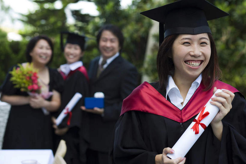 东方人,手,四个人,学生,站,举,笑,微笑,露齿笑,横图,室外,白天,正面,衬衫,西装,植物,礼盒,礼物,亚洲,一排,许多,握,阴影,套装,正装,朦胧,模糊,整齐,光线,丝绸,丝带,文凭,影子,纸盒,缎带,地面,很多,拿,拿着,注视,职业装,黄种人,绸带,盒子,树,树木,排列,两个,一个,绿色,阳光,自然,包装盒,礼品盒,观察,回头,看,托,站着,转头,四双,手部,握着,礼品,流苏,生长,单个,成长,观看,两袋,察看,证书,学士帽,毕业,队列,关注,学士服,学位证,学位证书,垂布,学士袍,男人,男性,年轻男性,年轻女性,女人,女性,中年男性,中年女性,亚洲人,举起,举手,举着,向上举,向上伸,向上托,站立,半身,彩图,衬衣