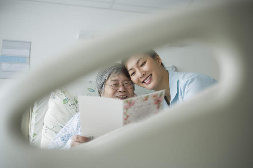 东方人,家庭,母亲,女儿,医院,站,坐,笑,微笑,露齿笑,横图,室内,白天,正面,床,书籍,亚洲,一本,阴影,服装,光线,影子,墙,灯光,床单,注视,休闲装,黄种人,被子,墙壁,墙面,衣服,观察,回头,看,靠,靠着,站着,转头,休闲,温暖,温馨,母女,一家人,休闲服,母爱,服饰,单人床,观看,和睦,察看,个人,被单,关注,医疗机构,老年男性,年轻女性,女人,女性,亚洲人,年轻人,书,图书,站立,坐着,半身,彩图,病院,诊所,融洽