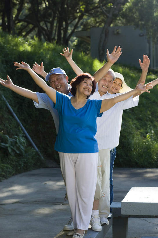 东方人,四个人,伙伴,朋友,站,举,伸展双臂,笑,微笑,露齿笑,竖图,室外,白天,正面,友谊,植物,亚洲,一排,一张,许多,阴影,服装,裤子,朦胧,模糊,整齐,光线,板凳,影子,凳子,地面,很多,注视,休闲装,黄种人,树,树木,排列,衣服,绿色,阳光,自然,观察,看,托,站着,休闲,休闲服,服饰,生长,成长,观看,察看,队列,关注,千手观音,友情,老年男性,老年女性,男人,男性,女人,女性,亚洲人,敞开双臂,举起,举手,举着,伸开双臂,向上举,向上伸,向上托,展开双肩,站立,张开手臂,张开双臂,彩图,全身