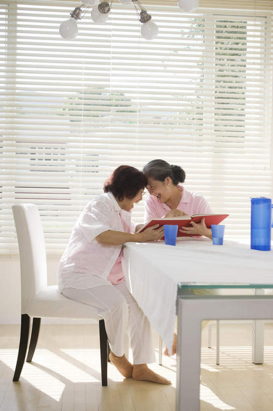 东方人,头发,两个人,伙伴,朋友,坐,捧,笑,微笑,露齿笑,竖图,室内,白天,侧面,看书,阅读,友谊,植物,餐桌,窗户,落地窗,桌子,杯子,书籍,椅子,照明,亚洲,学习,阴影,服装,光线,眼镜,影子,百叶窗,木椅,灯光,扭头,注视,休闲装,黄种人,光脚,吊灯,玻璃窗,灯,树,树木,衣服,绿色,白色,自然,水杯,书本,灯具,观察,看,靠,靠着,倚靠,转头,休闲,赤脚,休闲服,读书,浏览,服饰,生长,成长,餐台,观看,照亮,察看,倚着,照明设备,关注,近视眼镜,鹤发,百页窗,友情,老年女性,女人,女性,亚洲人,茶杯,书,图书,端,端着,捧着,手捧,坐着,彩图,全身