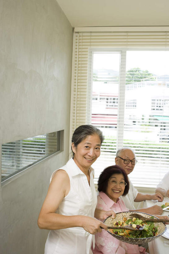 东方人,头发,三个人,夫妻,伙伴,朋友,站,坐,捧,笑,微笑,露齿笑,竖图,俯视,室内,白天,爱情,烹饪,早餐,友谊,餐桌,窗户,落地窗,桌子,厨具,金属制品,亚洲,握,阴影,服装,朦胧,模糊,光线,金属,锅子,眼镜,影子,勺子,百叶窗,墙,浪漫,拿,拿着,扭头,注视,休闲装,黄种人,锅,玻璃窗,墙壁,墙面,衣服,白色,调羹,汤匙,观察,看,靠,靠着,倚靠,站着,转头,休闲,休闲服,恩爱,握着,恋人,服饰,餐台,锅具,观看,老花镜,察看,倚着,关注,烹饪用具,鹤发,远视眼镜,百页窗,友情,老年男性,老年女性,男人,男性,女人,女性,亚洲人,夫妇,情侣,烹调用具,端,端着,烹调,捧着,手捧,站立,坐着,半身,彩图,高角度拍摄,早饭,伴侣