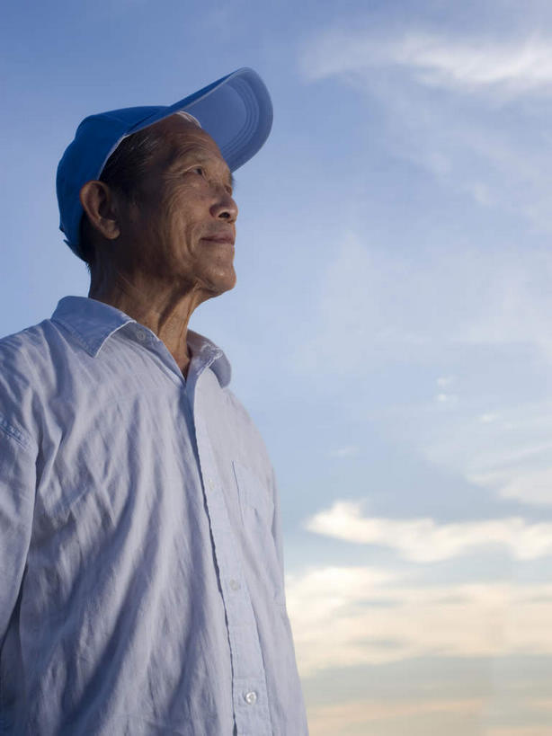 东方人,皱纹,一个人,站,笑,微笑,竖图,室外,白天,仰视,衬衫,日落,帽子,亚洲,仅一个男性,仅一个人,阴影,服装,光线,影子,晚霞,霞光,云,云朵,落日,云彩,注视,休闲装,黄种人,运动帽,衣服,白云,天空,阳光,黄昏,天,观察,看,站着,仅一个老年男性,休闲,休闲服,鸭舌帽,彩霞,服饰,晴朗,观看,察看,关注,淳朴,憨厚,质朴,朴素,淳厚,敦厚,敦朴,憨实,浑厚,浑朴,老诚,夕照,纯朴,老年男性,男人,男性,亚洲人,晴空,夕阳,抬头,仰头,站立,半身,彩图,低角度拍摄,衬衣,斜阳