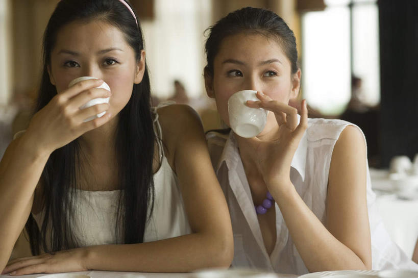 东方人,两个人,伙伴,朋友,坐,笑,微笑,横图,室内,白天,正面,衬衫,友谊,餐桌,窗户,桌子,杯子,项链,亚洲,握,阴影,光线,影子,拿,拿着,吊带衫,黄种人,喝茶,玻璃窗,装饰品,紫色,饰品,首饰,水杯,握着,餐台,友情,年轻女性,女人,女性,亚洲人,茶杯,坐着,半身,彩图,衬衣,品茗