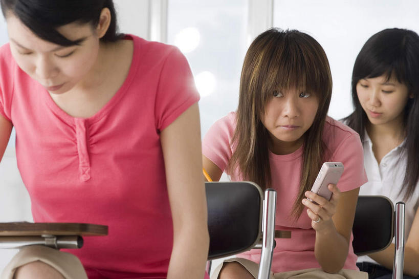 东方人,三个人,伙伴,朋友,坐,打电话,横图,室内,白天,正面,T恤衫,阅读,友谊,窗户,落地窗,桌子,电话,手机,椅子,亚洲,握,阴影,光线,影子,拿,T恤,拿着,黄种人,通讯设备,书桌,玻璃窗,会议椅,课桌,同学,浏览,握着,办公椅,考试,校友,测验,作弊,同窗,学友,商务椅,培训椅,交流,友情,年轻女性,女人,女性,亚洲人,沟通,通话,坐着,半身,彩图,做弊