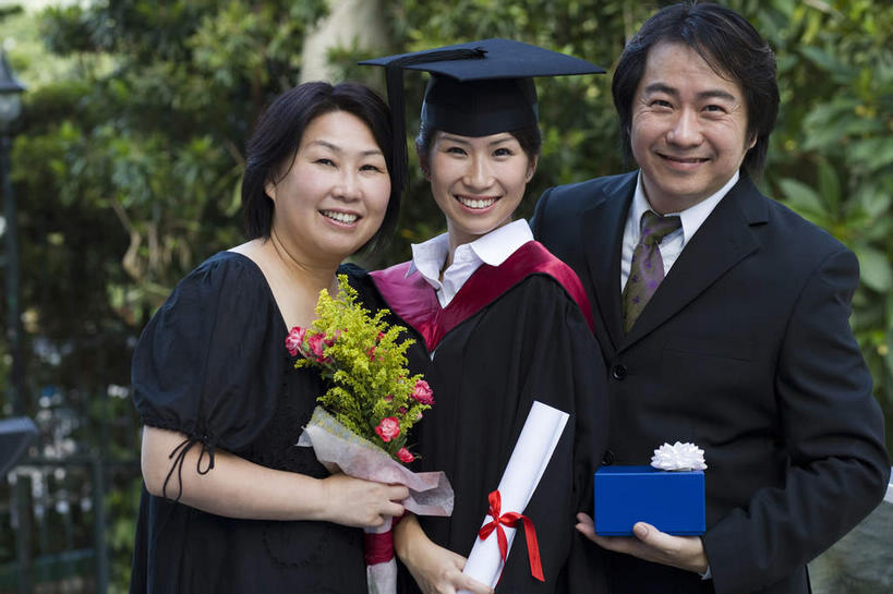 东方人,儿童,三个人,家庭,夫妻,母亲,父亲,女儿,学生,站,笑,微笑,露齿笑,横图,室外,白天,正面,衬衫,西装,爱情,植物,礼物,亚洲,一排,握,阴影,套装,正装,整齐,光线,影子,领带,浪漫,拿,拿着,职业装,黄种人,鲜花,树,树木,排列,小孩,绿色,阳光,自然,花束,站着,温暖,温馨,父女,母女,三口之家,一家人,恩爱,父爱,母爱,握着,恋人,流苏,生长,成长,靠近,和睦,学士帽,毕业,凑近,队列,聚拢,学士服,垂布,学士袍,挨近,接近,靠拢,男人,男性,年轻女性,女人,女性,中年男性,中年女性,亚洲人,孩子,年轻人,夫妇,情侣,站立,半身,彩图,衬衣,伴侣,融洽