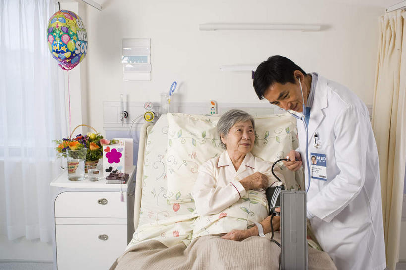 东方人,医生,病人,医院,站,躺,横图,室内,白天,正面,窗户,床,落地窗,亚洲,装饰,测量,花篮,刻度,塑料,床单,黄种人,被子,玻璃窗,鲜花,气球,塑料制品,床头柜,站着,医护人员,医疗人员,橡胶,单人床,测量工具,华丽,修饰,点缀,医疗设备,血压计,被单,医疗器械,橡胶制品,医疗机构,病号服,量具,量仪,衬托,美观,雅致,雅观,血压表,卧着,听筒,亚洲人,大夫,患者,就医者,躺着,卧,站立,半身,彩图,病院,诊所