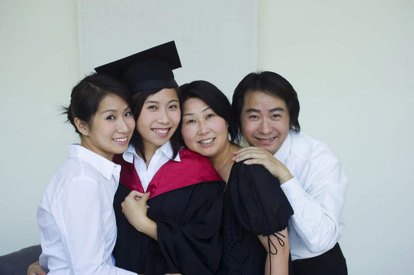 东方人,四个人,家庭,夫妻,母亲,父亲,女儿,学生,抱,笑,微笑,露齿笑,横图,室内,白天,白色背景,正面,衬衫,爱情,亚洲,一排,整齐,浪漫,黄种人,排列,温暖,温馨,父女,母女,一家人,恩爱,父爱,母爱,恋人,摄影,流苏,影棚,抱着,靠近,和睦,搂着,学士帽,毕业,凑近,队列,聚拢,学士服,垂布,学士袍,挨近,接近,靠拢,男人,男性,年轻女性,女人,女性,中年男性,中年女性,亚洲人,夫妇,情侣,怀抱,搂,搂抱,相抱,拥抱,半身,彩图,影棚拍摄,衬衣,拍摄,伴侣,融洽