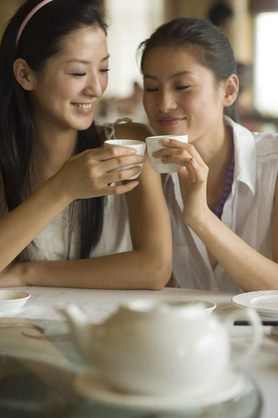 东方人,两个人,伙伴,朋友,餐厅,坐,笑,微笑,露齿笑,竖图,室内,白天,正面,友谊,餐桌,窗户,桌子,杯子,餐具,亚洲,握,阴影,服装,光线,影子,拿,拿着,注视,休闲装,黄种人,玻璃窗,衣服,茶壶,水杯,观察,看,碰杯,休闲,休闲服,举杯,握着,服饰,餐台,观看,察看,关注,友情,年轻女性,女人,女性,亚洲人,茶杯,进餐用具,烹调用具,坐着,半身,彩图,餐馆,饭店,饭馆