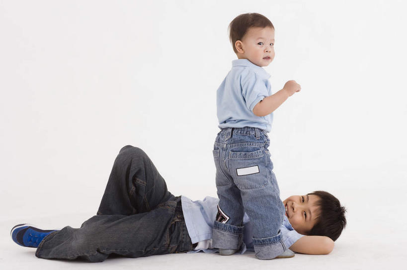 儿童,两个人,家庭,兄弟,站,躺,笑,微笑,露齿笑,横图,室内,白天,白色背景,侧面,纯洁,抱头,服装,裤子,注视,牛仔裤,休闲装,小孩,衣服,观察,看,站着,休闲,温暖,温馨,一家人,休闲服,可爱,童年,童趣,摄影,服饰,转身,影棚,观看,和睦,察看,关注,哥哥,弟弟,童真,烂漫,无邪,捧首,捧头,回身,卧着,天真,男孩,男人,男性,躺着,卧,站立,彩图,全身,影棚拍摄,拍摄,融洽,男生