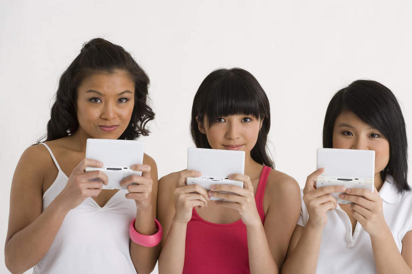 东方人,三个人,站,捧,横图,室内,白天,正面,游戏,科技,亚洲,服装,玩,休闲装,黄种人,娱乐,衣服,站着,休闲,休闲服,服饰,游戏机,活动,三台,掌上游戏机,发泄,消遣,智力,掌机,便携式游戏机,手提游戏机,宣泄,年轻女性,女人,女性,亚洲人,端,端着,捧着,手捧,玩耍,嬉戏,站立,半身,彩图