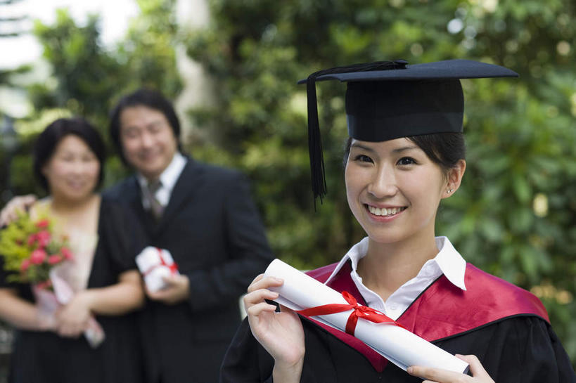 东方人,三个人,家庭,夫妻,母亲,父亲,女儿,学生,站,举,抱,笑,微笑,露齿笑,横图,室外,白天,正面,爱情,植物,礼盒,礼物,亚洲,朦胧,模糊,盛开,文凭,纸盒,浪漫,花蕾,注视,黄种人,盒子,花,花瓣,花朵,鲜花,树,树木,绿色,自然,包装盒,礼品盒,花苞,花蕊,观察,看,托,站着,温暖,温馨,父女,母女,三口之家,一家人,恩爱,父爱,母爱,恋人,礼品,流苏,生长,成长,抱着,观看,和睦,察看,搂着,证书,学士帽,毕业,关注,学士服,学位证,学位证书,垂布,学士袍,男人,男性,年轻女性,女人,女性,中年男性,中年女性,亚洲人,年轻人,夫妇,情侣,怀抱,举起,举手,举着,搂,搂抱,相抱,向上举,向上伸,向上托,拥抱,站立,半身,彩图,结业,卒业,伴侣,融洽