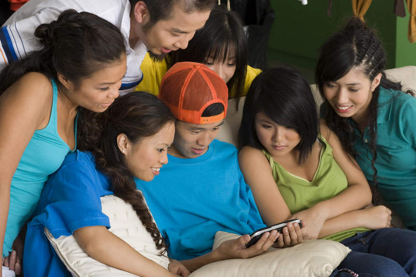 东方人,坐,横图,俯视,室内,白天,游戏,科技,靠垫,帽子,亚洲,服装,靠枕,许多人,玩,注视,休闲装,黄种人,娱乐,运动帽,衣服,垫子,枕头,观察,看,靠,靠着,两只,一群人,休闲,休闲服,橙色,鸭舌帽,服饰,游戏机,观看,活动,察看,掌上游戏机,发泄,关注,消遣,智力,掌机,便携式游戏机,手提游戏机,宣泄,男人,男性,年轻男性,年轻女性,女人,女性,亚洲人,玩耍,嬉戏,坐着,半身,彩图,高角度拍摄