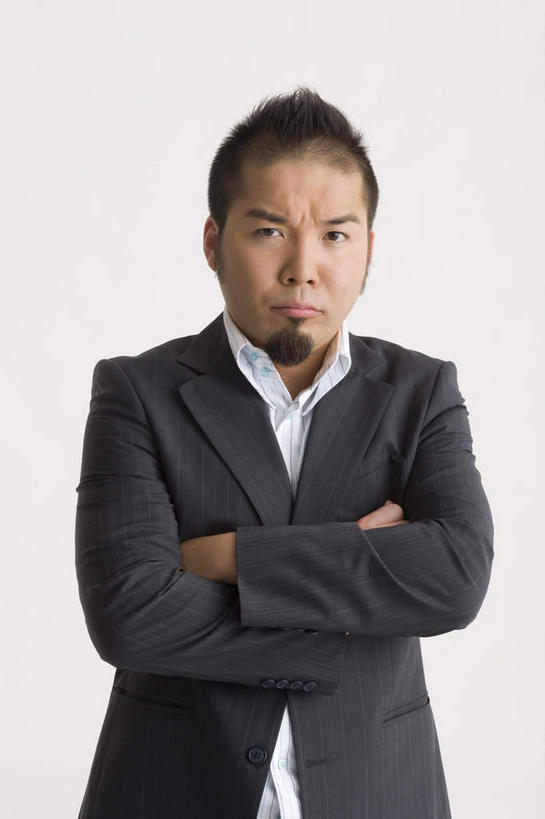 东方人,胡须,一个人,站,双手交叉,竖图,室内,白天,正面,衬衫,西装,亚洲,仅一个男性,仅一个人,仅一个中年男性,套装,正装,注视,职业装,黄种人,观察,看,站着,观看,察看,双手抱胸,关注,男人,男性,中年男性,亚洲人,山羊胡,胡子,站立,半身,彩图,衬衣