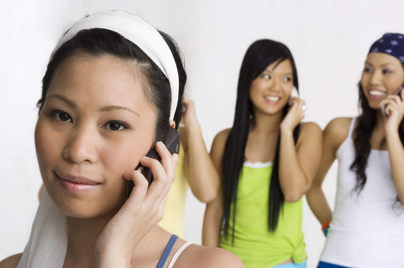 东方人,三个人,伙伴,朋友,举,说,打电话,横图,室内,白天,正面,讨论,友谊,电话,手机,亚洲,服装,朦胧,模糊,装饰,头巾,注视,休闲装,黄种人,通讯设备,衣服,蓝色,白色,观察,看,托,休闲,休闲服,服饰,观看,华丽,修饰,点缀,察看,关注,衬托,美观,雅致,雅观,三部,交流,友情,年轻女性,女人,女性,亚洲人,沟通,讲话,交谈,举起,举手,举着,商讨,说话,谈话,通话,向上举,向上伸,向上托,半身,彩图