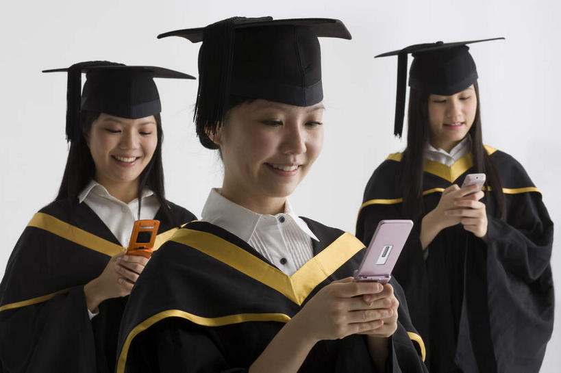 东方人,三个人,伙伴,朋友,学生,站,笑,打电话,微笑,露齿笑,横图,室内,白天,白色背景,侧面,友谊,电话,手机,亚洲,握,拿,拿着,注视,黄种人,通讯设备,观察,看,站着,同学,握着,摄影,流苏,影棚,观看,察看,学士帽,校友,毕业,关注,学士服,同窗,学友,三部,垂布,学士袍,交流,友情,年轻女性,女人,女性,亚洲人,沟通,通话,站立,半身,彩图,影棚拍摄,拍摄