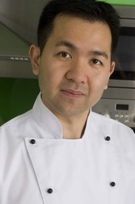 东方人,脸,头,脸颊,一个人,厨师,笑,微笑,竖图,室内,特写,白天,正面,工作服,制服,亚洲,仅一个男性,仅一个人,仅一个中年男性,阴影,服装,反射,影子,注视,黄种人,衣服,观察,看,服饰,观看,察看,衣着,穿着,关注,厨师服,工作制服,衣饰,男人,男性,中年男性,亚洲人,头部,脸部,脸蛋,面部,厨师长,厨子,大厨,主厨,半身,彩图,工作套服