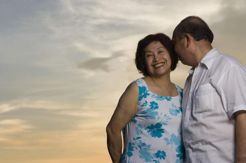 东方人,两个人,夫妻,站,笑,微笑,露齿笑,横图,室外,白天,仰视,爱情,日落,亚洲,服装,晚霞,霞光,落日,浪漫,注视,休闲装,黄种人,衣服,黄昏,观察,看,亲昵,站着,休闲,休闲服,彩霞,恩爱,亲密,亲热,恋人,服饰,观看,察看,关注,亲切,密切,夕照,老年男性,老年女性,男人,男性,女人,女性,亚洲人,夫妇,情侣,夕阳,站立,半身,彩图,低角度拍摄,伴侣,斜阳