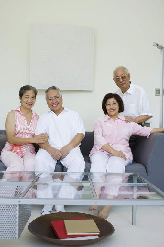 东方人,四个人,夫妻,伙伴,朋友,竖图,室内,白天,正面,衬衫,爱情,看书,阅读,友谊,书籍,玻璃,亚洲,学习,阴影,服装,装饰,反射,电器,眼镜,影子,插座,浪漫,茶几,休闲装,黄种人,玻璃制品,衣服,容器,书本,看,休闲,休闲服,恩爱,读书,浏览,恋人,服饰,储藏,华丽,修饰,点缀,家用电器,储存,插线板,布艺沙发,拖线板,衬托,美观,雅致,雅观,电源转换器,排插,远视眼镜,友情,老年男性,老年女性,男人,男性,女人,女性,亚洲人,夫妇,情侣,书,图书,彩图,全身,衬衣,伴侣,贮存,发