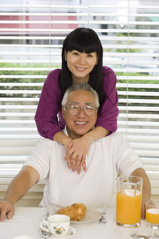 点心,面包,果汁,东方人,两个人,家庭,父亲,女儿,竖图,室内,白天,正面,草地,植物,窗户,落地窗,杯子,餐具,亚洲,服装,朦胧,模糊,眼镜,百叶窗,食品,面点,休闲装,黄种人,玻璃窗,玻璃制品,草,食物,糕点,衣服,绿色,水杯,休闲,温暖,温馨,父女,一家人,休闲服,父爱,服饰,老花镜,和睦,远视眼镜,百页窗,老年男性,男人,男性,年轻女性,亚洲人,年轻人,玻璃杯,进餐用具,烹调用具,半身,彩图,融洽,女生