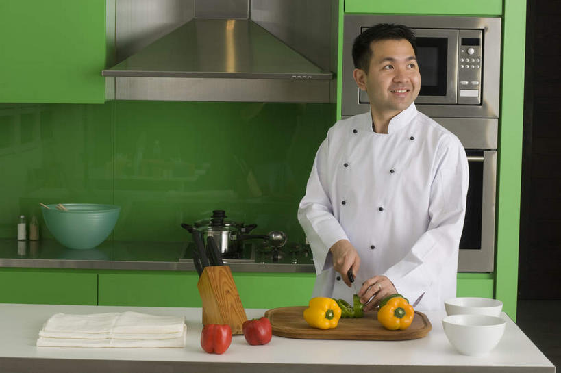 东方人,一个人,厨师,站,笑,微笑,露齿笑,横图,室内,白天,正面,烹饪,餐桌,厨房,柜子,桌子,蔬菜,厨具,金属制品,亚洲,仅一个男性,仅一个人,切开,握,阴影,新鲜,光线,金属,电器,纺织物,工具,锅子,烤箱,影子,陶瓷,灯光,食品,刀具,陶瓷制品,拿,拿着,扭头,注视,黄种人,锅,食物,仅一个年轻男性,绿色,容器,毛巾,碗,衣橱,刀,观察,看,切,清洁,站着,转头,握着,有机食品,绿色食品,餐台,锅具,油烟机,观看,青春,储藏,保暖,微波炉,察看,家电,家用电器,生命,储存,关注,菜刀,和平,安详,微波,剖面,炊具,透气,烹饪用具,切面,防水,更衣橱,切菜刀,冷色,储水,耐磨,吸水,男人,男性,年轻男性,亚洲人,厨师长,厨子,大厨,主厨,烹调用具,烹调,站立,半身,彩图,灶间,贮存,小家电