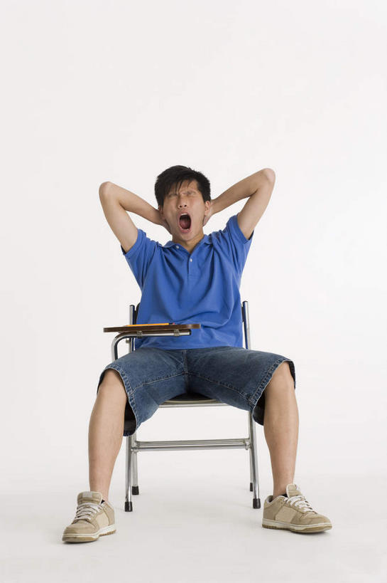 东方人,一个人,坐,闭眼,抱,竖图,室内,白天,白色背景,正面,T恤衫,运动鞋,幸福,桌子,鞋子,椅子,亚洲,仅一个男性,仅一个人,裤子,透明,木椅,T恤,牛仔裤,黄种人,书桌,仅一个年轻男性,蓝色,课桌,张嘴,摄影,影棚,抱着,休闲鞋,搂着,张大嘴巴,理智,沉静,呵欠,欠伸,冷色,高深,冷淡,男人,男性,年轻男性,亚洲人,张开嘴,闭眼睛,闭着眼,闭着眼睛,怀抱,搂,搂抱,相抱,拥抱,坐着,彩图,全身,影棚拍摄,拍摄