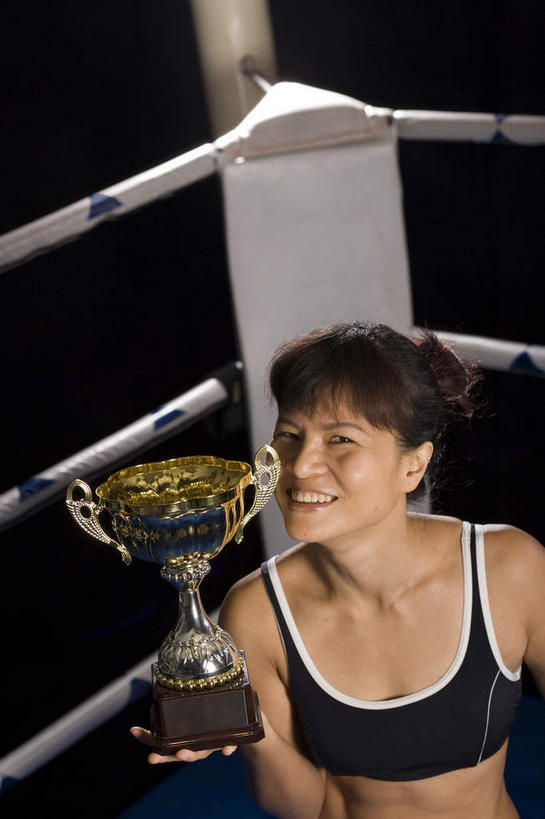 东方人,一个人,站,竖图,俯视,室内,白天,运动服,成功,胜利,亚洲,仅一个年轻女性,仅一个女性,仅一个人,握,服装,拿,拿着,注视,黄种人,衣服,观察,看,站着,光彩,握着,服饰,观看,察看,衣着,穿着,关注,荣誉,奖品,拳击台,荣耀,衣饰,光荣,年轻女性,女人,女性,亚洲人,站立,半身,彩图,高角度拍摄,奖杯,运动装