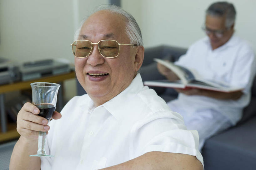 葡萄酒,东方人,两个人,伙伴,朋友,坐,笑,微笑,露齿笑,横图,室内,白天,正面,看书,阅读,友谊,沙发,杯子,书籍,亚洲,握,学习,朦胧,模糊,高脚杯,眼镜,红酒杯,酒类,拿,拿着,注视,黄种人,玻璃制品,酒,饮料,酒杯,书本,观察,看,读书,浏览,握着,观看,察看,影碟机,关注,近视眼镜,DVD播放机,DVD影碟机,光盘存储器,数字多功能光盘,友情,老年男性,男人,男性,亚洲人,玻璃杯,书,图书,坐着,半身,彩图,皮沙发