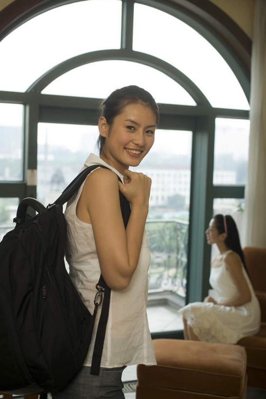 东方人,背,两个人,伙伴,朋友,站,坐,竖图,室内,白天,侧面,友谊,床,卧室,亚洲,服装,包,床单,旅行包,休闲装,黄种人,被子,衣服,背包,背着,站着,休闲,休闲服,服饰,单人床,被单,旅游包,背负,友情,年轻女性,女人,女性,亚洲人,站立,坐着,半身,彩图,观光,旅行,游览,睡房,卧房,双肩包