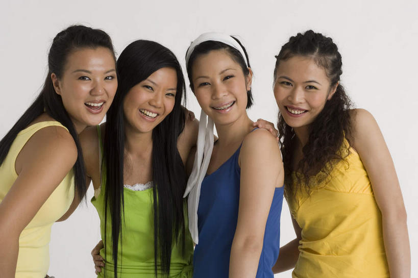 东方人,手,四个人,伙伴,朋友,站,抱,笑,微笑,露齿笑,横图,室内,白天,白色背景,正面,友谊,房间,亚洲,阴影,服装,装饰,光线,影子,墙,灯光,注视,休闲装,黄种人,墙壁,墙面,衣服,发箍,发饰,饰品,观察,看,站着,四双,休闲,手部,休闲服,摄影,服饰,影棚,头箍,抱着,观看,察看,搂着,关注,发卡,配饰,友情,年轻女性,女人,女性,亚洲人,怀抱,搂,搂抱,相抱,拥抱,站立,半身,彩图,影棚拍摄,拍摄