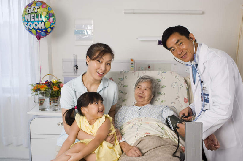 东方人,儿童,老年人,四个人,夫妻,母亲,父亲,女儿,祖母,三代同堂,医生,站,坐,躺,抱,笑,微笑,露齿笑,横图,俯视,室内,白天,工作服,制服,爱情,纯洁,床,亚洲,服装,检查,装饰,花篮,塑料,墙,床单,浪漫,注视,休闲装,黄种人,被子,祖孙三代,墙壁,墙面,小孩,衣服,气球,塑料制品,床头柜,观察,看,站着,医护人员,医疗人员,休闲,温暖,温馨,父女,母女,休闲服,橡胶,恩爱,父爱,可爱,母爱,童年,童趣,恋人,服饰,单人床,奶奶,抱着,观看,祖孙,华丽,修饰,点缀,和睦,量血压,察看,血压仪,被单,搂着,关注,童真,橡胶制品,烂漫,无邪,外婆,外孙女,外祖母,病号服,衬托,美观,雅致,雅观,工作制服,卧着,天真,老年女性,男人,男性,年轻男性,年轻女性,女孩,女人,女性,亚洲人,孩子,年轻人,夫妇,情侣,全家福,孙女,大夫,怀抱,搂,搂抱,躺着,卧,相抱,拥抱,站立,坐着,半身,彩图,高角度拍摄,工作套服,伴侣,融洽,女生,爸爸,多代同堂,妈妈