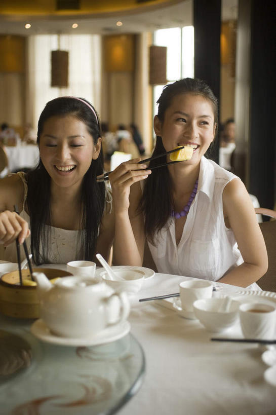 点心,蒸笼,东方人,手,两个人,伙伴,朋友,餐厅,坐,吃,竖图,室内,白天,正面,烹饪,友谊,餐桌,桌子,餐具,厨具,亚洲,握,竹制,服装,陶瓷,料理,食品,包子,面点,陶瓷制品,拿,拿着,注视,休闲装,黄种人,文化,传统,美食,食物,衣服,茶壶,容器,碗,小笼包,观察,看,休闲,手部,休闲服,中式,握着,服饰,餐台,观看,储藏,礼节,察看,竹制品,储存,关注,笼屉,礼仪,烹饪用具,一笼,友情,年轻女性,女人,女性,亚洲人,进餐用具,烹调用具,嚼,烹调,食,坐着,半身,彩图,餐馆,饭店,饭馆,贮存