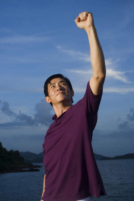 东方人,手,一个人,站,举,竖图,室外,白天,正面,旅游,度假,海浪,海洋,山,山脉,亚洲,仅一个男性,仅一个人,仅一个中年男性,握,服装,浪花,山峰,云,云朵,山峦,云彩,注视,休闲装,黄种人,娱乐,鼓励,衣服,蓝色,白云,蓝天,天空,海水,群山,天,观察,加油,看,手势,托,握拳,站着,享受,休闲,手部,休闲服,放松,力量,打气,握着,服饰,观看,察看,关注,鼓舞,户外运动,海景,力气,气力,男人,男性,中年男性,亚洲人,大海,风浪,海,海水的波动,近岸浪,涌浪,举起,举手,举着,向上举,向上伸,向上托,站立,半身,彩图