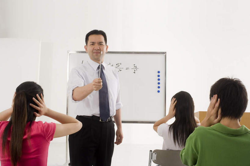 东方人,背部,四个人,站,坐,横图,室内,白天,正面,衬衫,西装,亚洲,握,套装,服装,正装,生气,墙,领带,拿,拿着,休闲装,职业装,黄种人,墙壁,墙面,衣服,白板,教鞭,站着,休闲,休闲服,握着,捂,遮,遮掩,愤怒,服饰,恼怒,掩盖,愤慨,遮挡,怒气,气愤,发怒,怒火,训斥,记录板,情绪,脾气,遮盖,记事板,忿怒,怨恨,强烈,掩饰,气忿,怒斥,谴责,申斥,愤恨,肝火,激动,男人,男性,年轻男性,年轻女性,女人,女性,中年男性,亚洲人,站立,坐着,半身,彩图,衬衣