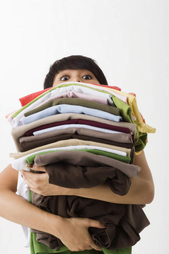 东方人,一个人,捧,竖图,室内,白天,白色背景,正面,亚洲,仅一个年轻女性,仅一个女性,仅一个人,一堆,许多,堆叠,堆积,服装,惊讶,折叠,注视,休闲装,黄种人,衣服,观察,看,休闲,休闲服,摄影,服饰,影棚,观看,堆,惊奇,察看,关注,诧异,惊疑,惊异,年轻女性,女人,女性,亚洲人,端,端着,捧着,手捧,半身,彩图,影棚拍摄,拍摄