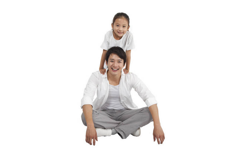东方人,儿童,两个人,家庭,父亲,女儿,站,坐,笑,盘腿,微笑,露齿笑,横图,室内,白天,白色背景,正面,衬衫,纯洁,亚洲,弯腰,服装,裤子,注视,牛仔裤,休闲装,黄种人,小孩,衣服,观察,看,站着,休闲,温暖,温馨,父女,一家人,休闲服,父爱,可爱,童年,童趣,搭,摄影,服饰,影棚,观看,和睦,察看,搭着,关注,摄影棚,童真,烂漫,无邪,弯身,天真,男人,男性,年轻男性,女孩,亚洲人,孩子,年轻人,盘腿而坐,盘膝,盘着腿的,盘着腿坐,双腿交叉,站立,坐着,彩图,全身,影棚拍摄,衬衣,拍摄,融洽,女生