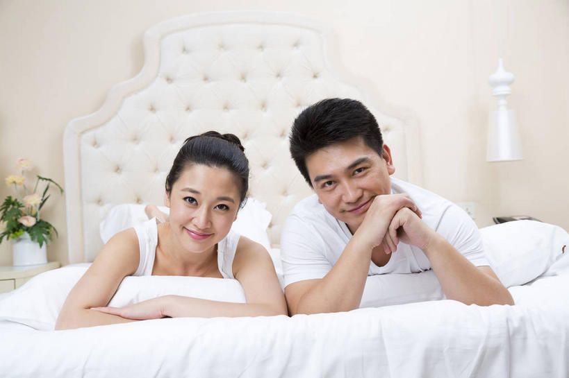 东方人,两个人,家庭,夫妻,笑,微笑,横图,室内,白天,正面,爱情,植物,床,卧室,照明,亚洲,撑,服装,壁灯,盆栽,墙,双人床,灯光,床单,盆景,浪漫,托腮,注视,休闲装,黄种人,被子,墙壁,墙面,灯,两个,衣服,绿色,白色,自然,灯具,枕头,观察,看,趴着,托,休闲,温暖,温馨,一家人,休闲服,恩爱,恋人,服饰,生长,成长,观看,照亮,和睦,察看,撑着,被单,照明设备,关注,托下巴,双手托腮,男人,男性,年轻男性,年轻女性,女人,女性,亚洲人,年轻人,夫妇,情侣,趴,彩图,全身,睡房,卧房,伴侣,融洽