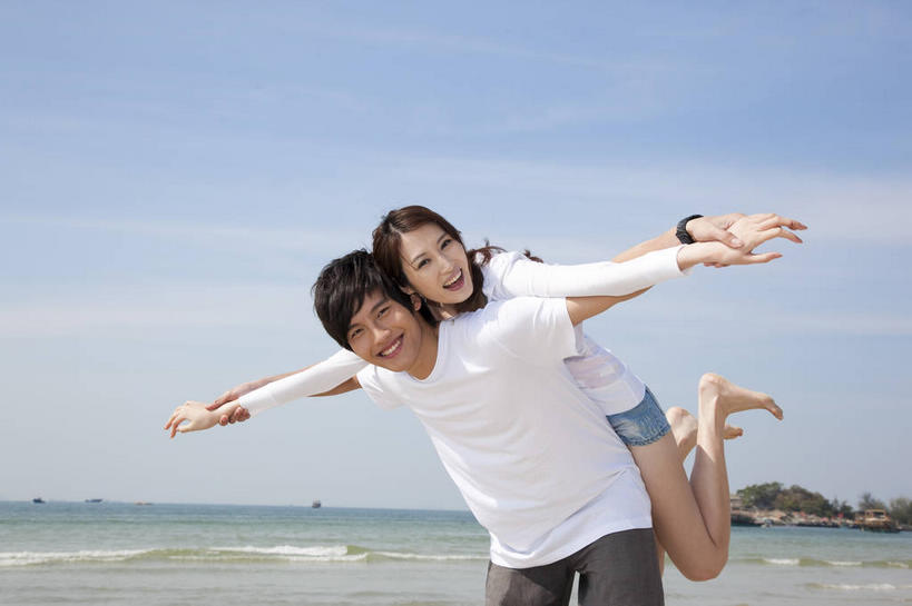 东方人,背,两个人,家庭,夫妻,站,伸展双臂,笑,微笑,露齿笑,横图,室外,白天,正面,爱情,海浪,海洋,沙滩,亚洲,阴影,服装,光线,沙子,影子,海岸,浪花,云,云朵,沙地,浪漫,云彩,扭头,注视,休闲装,黄种人,装饰品,衣服,蓝色,白云,蓝天,天空,阳光,海水,饰品,手链,首饰,天,背着,观察,看,靠,靠着,倚靠,站着,转头,休闲,温暖,温馨,一家人,休闲服,恩爱,搭,恋人,服饰,手镯,晴朗,观看,和睦,察看,倚着,搭着,关注,镯子,海景,背负,男人,男性,年轻男性,年轻女性,女人,女性,亚洲人,年轻人,夫妇,情侣,大海,风浪,海,海水的波动,海滩,近岸浪,涌浪,晴空,敞开双臂,伸开双臂,展开双肩,站立,张开手臂,张开双臂,半身,彩图,伴侣,融洽