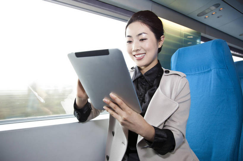 东方人,一个人,商务人士,商务女性,坐,笑,微笑,露齿笑,横图,室内,白天,正面,衬衫,电脑,笔记本电脑,窗户,火车,亚洲,仅一个年轻女性,仅一个女性,仅一个人,握,套装,服装,网络,拿,风衣,拿着,注视,黄种人,通讯设备,车厢,外套,座椅,玻璃窗,车,衣服,天空,车窗,交通工具,天,低头,观察,看,握着,服饰,观看,一台,察看,无线,衣着,穿着,关注,载具,通信设备,商务装,无线网络,无线上网,便携式电脑,工薪阶层,平板电脑,垂头,衣饰,手提电脑,年轻女性,女人,女性,亚洲人,白领,上班族,坐着,半身,彩图,衬衣