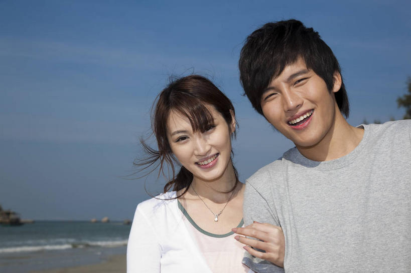 东方人,两个人,家庭,夫妻,笑,微笑,露齿笑,横图,室外,白天,正面,爱情,海浪,海洋,沙滩,项链,亚洲,勾,挽,阴影,服装,光线,沙子,影子,海岸,浪花,云,云朵,沙地,浪漫,云彩,注视,休闲装,黄种人,装饰品,衣服,蓝色,白云,蓝天,天空,阳光,海水,饰品,首饰,天,观察,看,休闲,温暖,温馨,一家人,休闲服,恩爱,勾着,恋人,服饰,晴朗,观看,和睦,察看,关注,挽着,海景,男人,男性,年轻男性,年轻女性,女人,女性,亚洲人,年轻人,夫妇,情侣,大海,风浪,海,海水的波动,海滩,近岸浪,涌浪,晴空,半身,彩图,伴侣,融洽